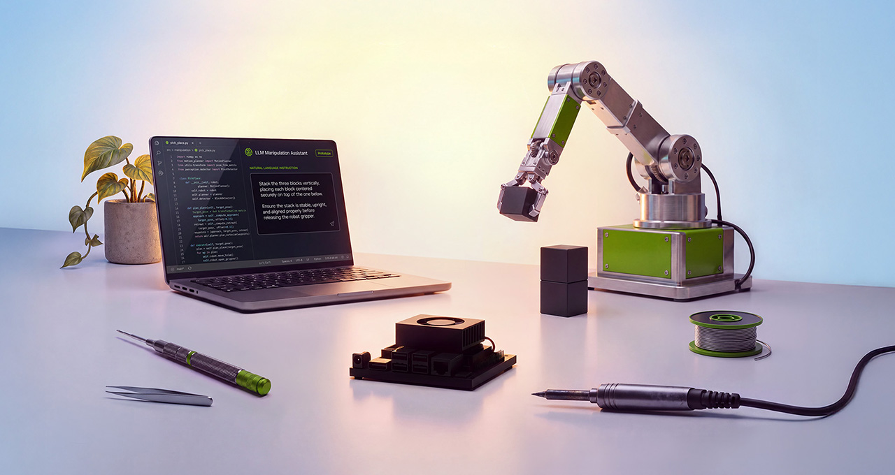 Модуль NVIDIA Jetson Orin Nano 2 на рабочем столе рядом с ноутбуком и роботизированной рукой